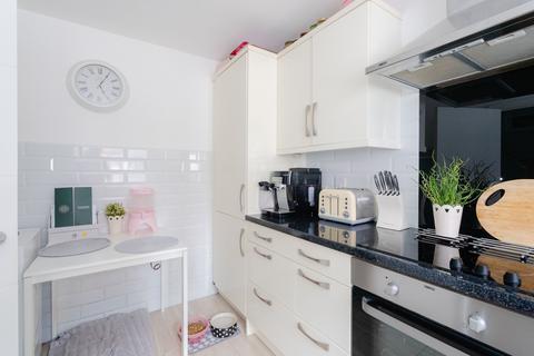 9 Orchard Close, Crediton, EX17 2FB