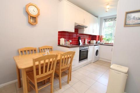 1 bedroom flat to rent, Hollies Court, Addlestone KT15