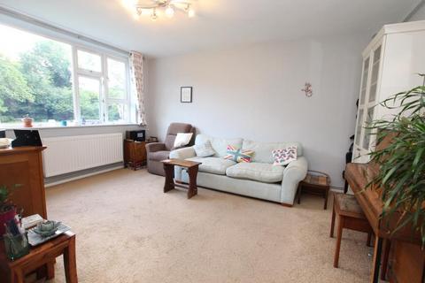 1 bedroom flat to rent, Hollies Court, Addlestone KT15