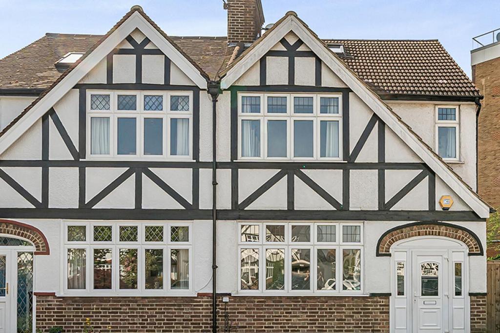 Priory Close, Beckenham 4 bed semidetached house for sale £800,000