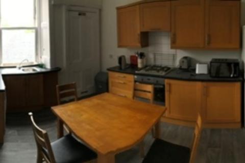 4 bedroom flat to rent, East Preston Street, Edinburgh EH8