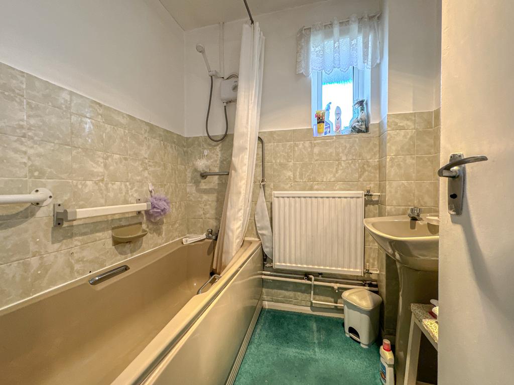 24 Vine Tree Close - Bathroom