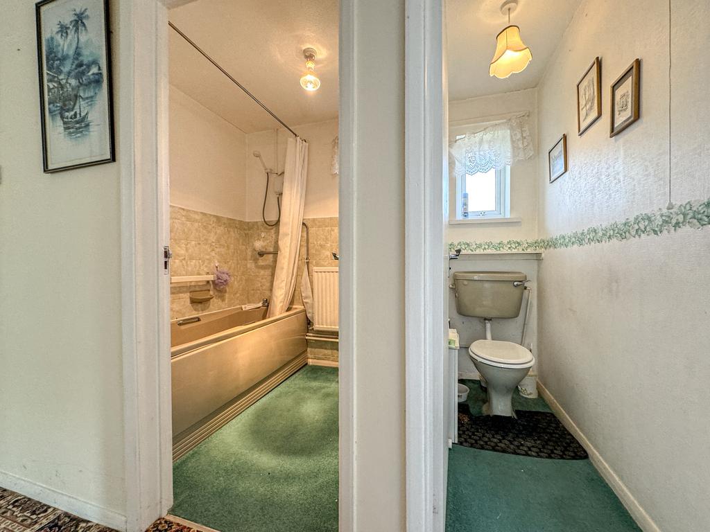 24 Vine Tree Close - Bathroom (2)