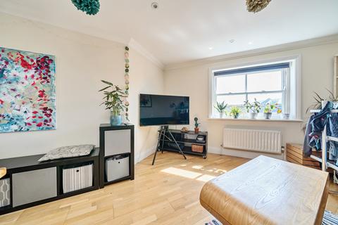 2 bedroom flat to rent, Belinda Road Brixton SW9