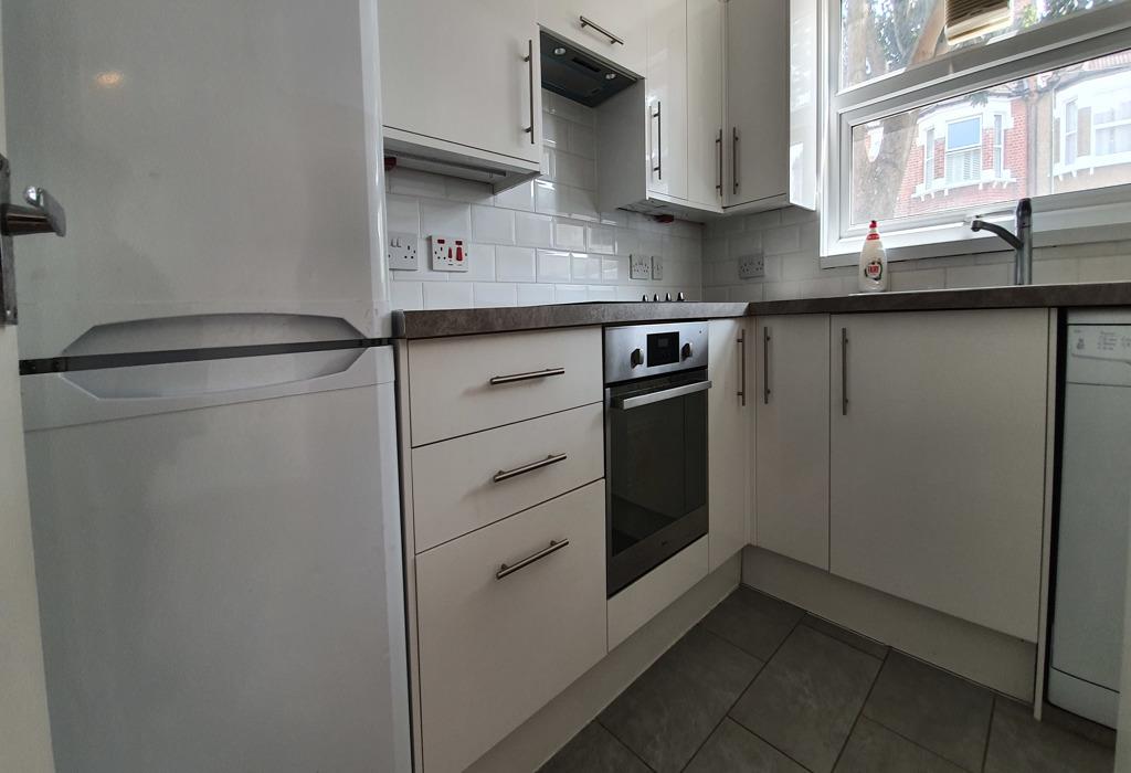 Howard Road, Bromley 2 bed flat £1,450 pcm (£335 pw)