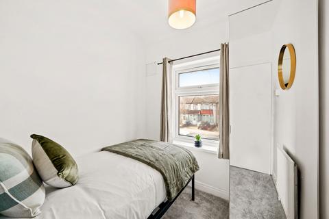 1 bedroom in a house share to rent, Fairfield Drive, Perivale UB6