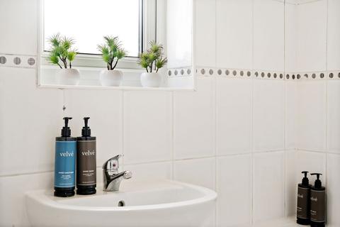 1 bedroom in a house share to rent, Fairfield Drive, Perivale UB6