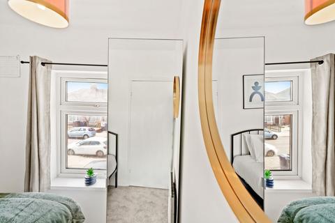 1 bedroom in a house share to rent, Fairfield Drive, Perivale UB6