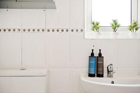 1 bedroom in a house share to rent, Fairfield Drive, Perivale UB6