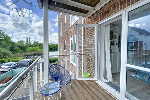 2 bedroom flat for sale, Walters Close, ME6