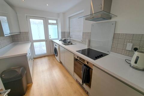 3 bedroom semi-detached house to rent, Hawthorn Drive, Eccleston