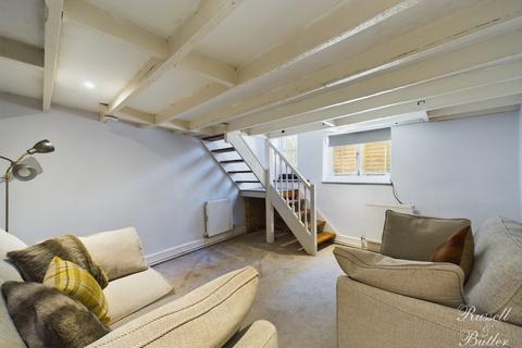 10 Bristle Hill, Buckingham, MK18 1EZ
