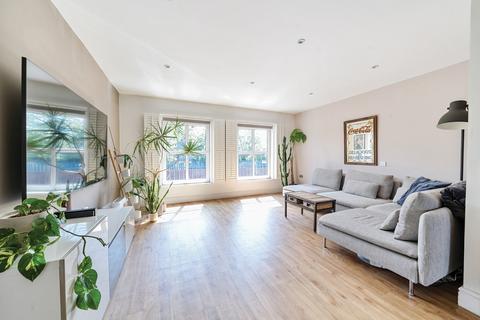 23 Glenmere Row, London, SE12 8RH