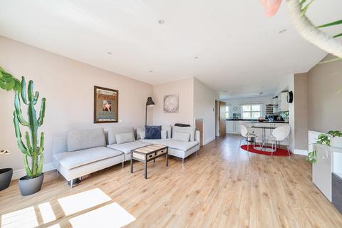 23 Glenmere Row, London, SE12 8RH