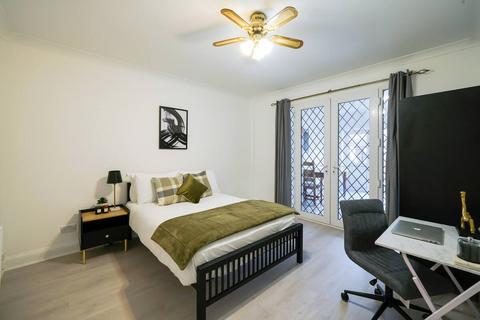 1 bedroom in a house share to rent, Avalon Road, London W13