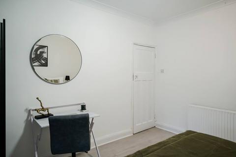 1 bedroom in a house share to rent, Avalon Road, London W13