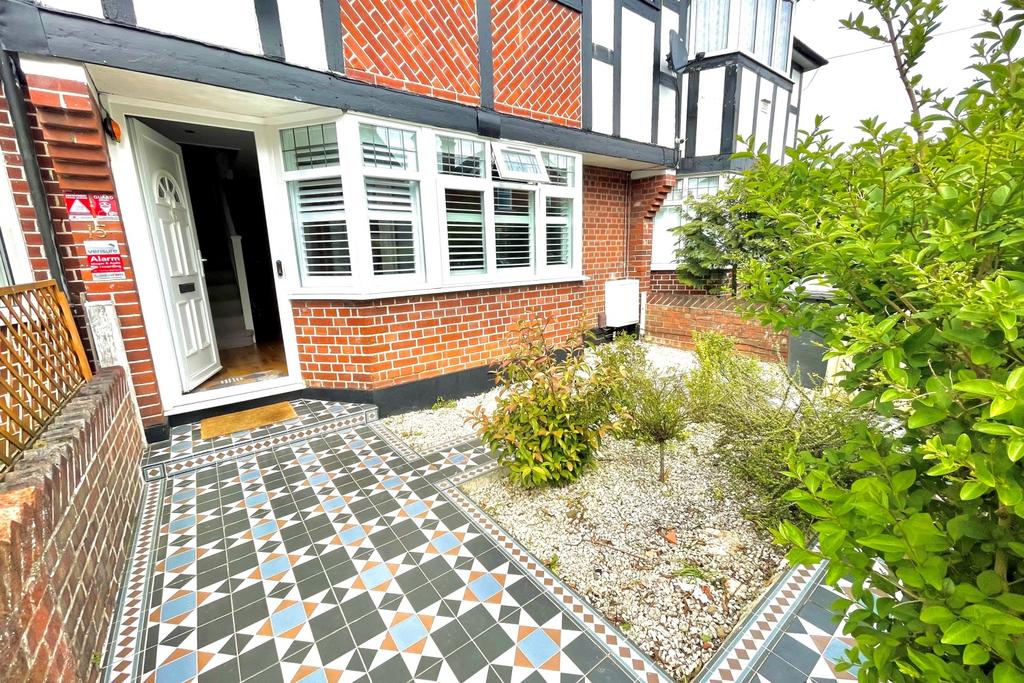 15 Crown St front garden