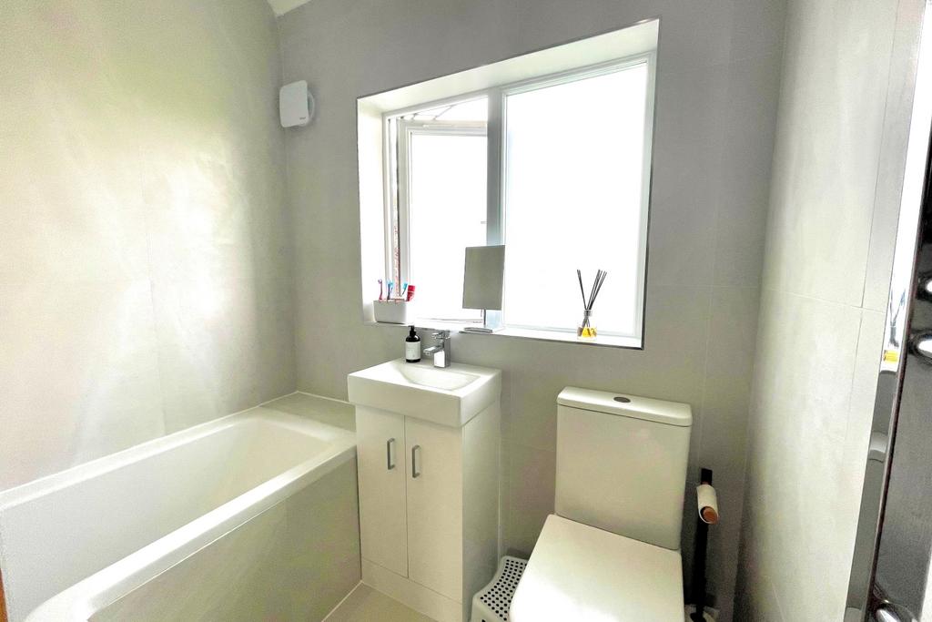 15 Crown St Cloakroom