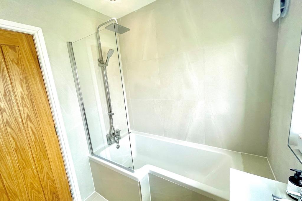 15 Crown St Bathroom