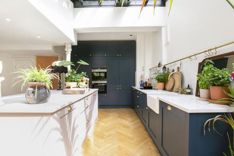 76 Median Road, London, E5 0PN