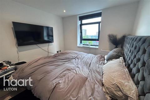 2 bedroom flat to rent, Cresta House, Luton