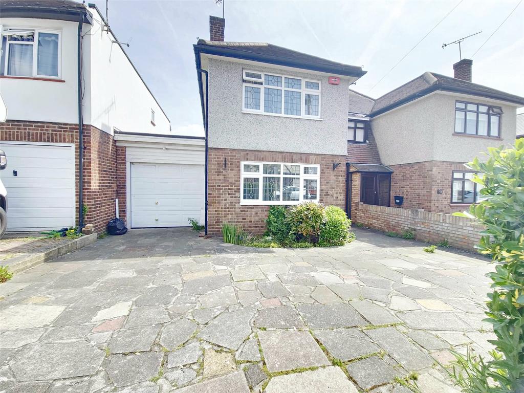Marlborough Gardens, Upminster, RM14 3 bed semidetached house £2,100