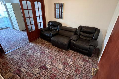 4 bedroom terraced house to rent, Southall , UB2