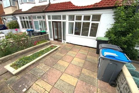 3 bedroom terraced house to rent, Thornhill Road, Surbiton KT6