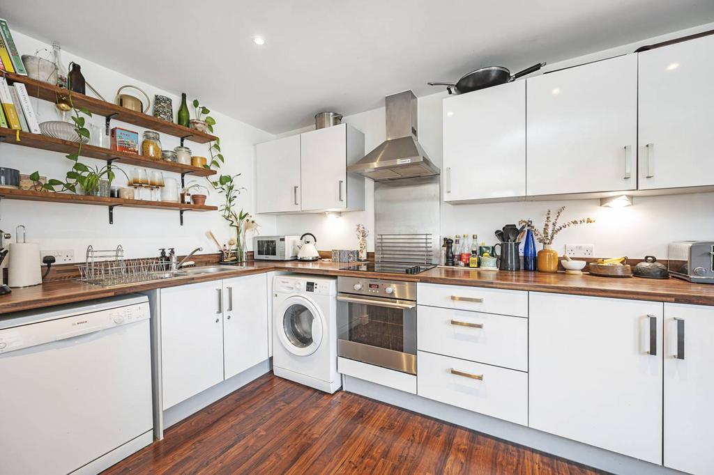 Palmers Road, Bethnal Green, London, E2 2 bed flat for sale £190,000