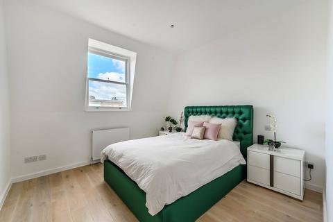 3 bedroom flat to rent, Queens Gate, South Kensington, London, SW7