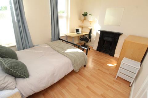 5 bedroom semi-detached house to rent, Lois Avenue, Nottingham NG7