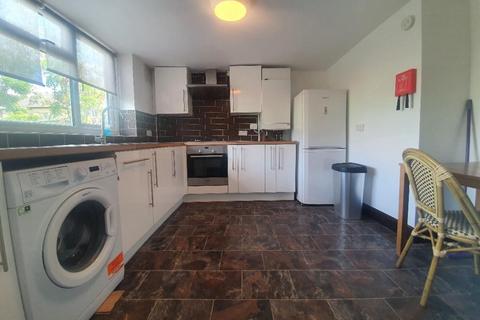 3 bedroom ground floor flat to rent, Dukes Avenue, London N10