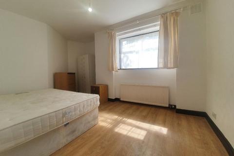 3 bedroom ground floor flat to rent, Dukes Avenue, London N10