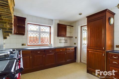 4 bedroom detached house to rent, The Embankment, Wraysbury, Staines-upon-Thames, Berkshire, TW19