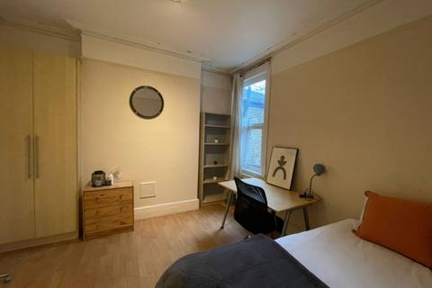 1 bedroom in a house share to rent, Northcote Avenue, London W5