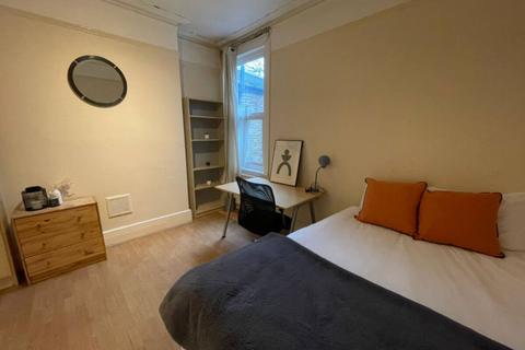 1 bedroom in a house share to rent, Northcote Avenue, London W5