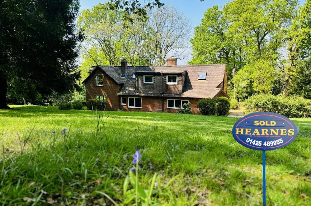 Buddle Hill, North Gorley, SP6 2PF 5 bed chalet for sale £850,000