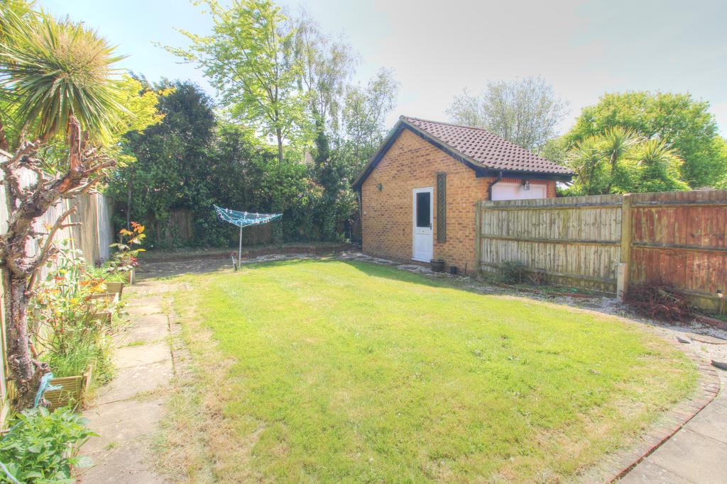 Stone Cross, Pevensey BN24 3 bed detached house to rent £1,600 pcm (£