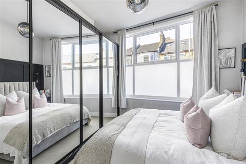 2 bedroom flat for sale, Plough Road, SW11
