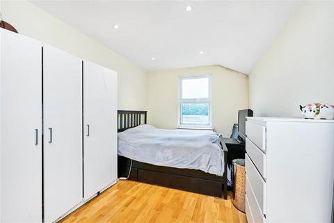 2 bedroom maisonette to rent, Haydons Road, SW19