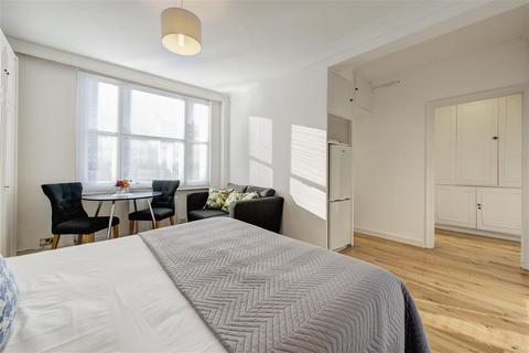 Studio to rent, Hill Street, W1J