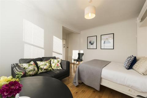 Studio to rent, Hill Street, W1J