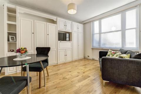 Studio to rent, Hill Street, W1J