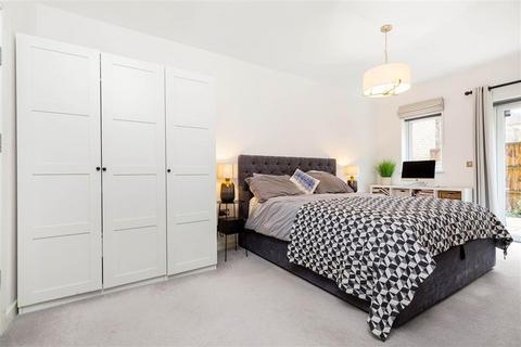 3 bedroom flat for sale, Vicarage Crescent, SW11
