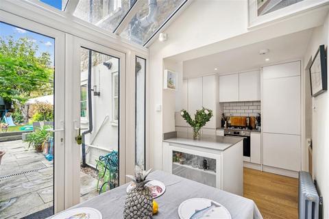 2 bedroom flat for sale, Taybridge Road, SW11