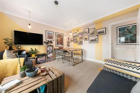 3 bedroom flat for sale, Borrodaile Road, SW18