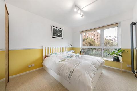 3 bedroom flat for sale, Borrodaile Road, SW18