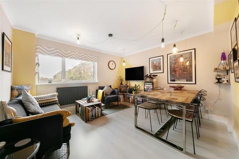 3 bedroom flat for sale, Borrodaile Road, SW18