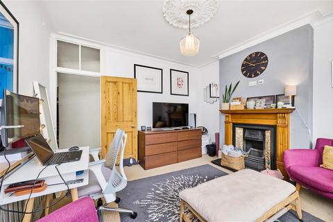 2 bedroom flat for sale, Queenstown Road, SW8