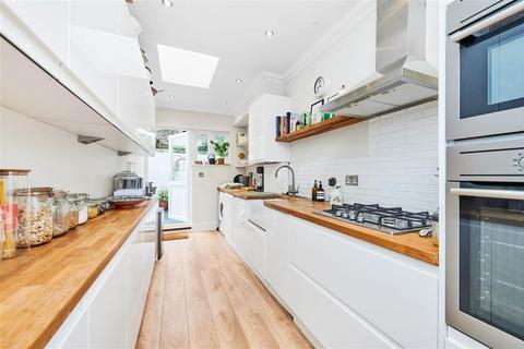 2 bedroom flat for sale, Kersley Street, SW11